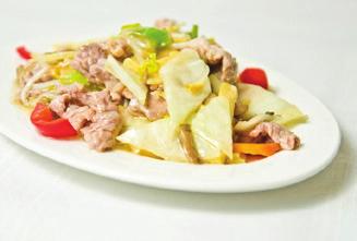 mushrooms, champignons, bamboo shoots, soya shoots, mini corn cobs) 素杂菜 57 Warzywa z wieprzowiną 17,80 (marchew,