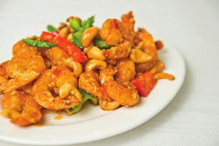 酥炸虾仁 65A Średnie krewetki w sosie sojowym 42,80 (marchew, papryka, por, cebula, grzyby chińskie, pieczarki, pędy bambusa, biała
