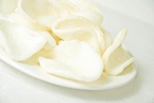 前餐 PRZYSTAWKI / HORS D OEUVRES 01 Chipsy z krewetek 5,50 Shrimp crisps 50g