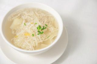 wołowina, kurczak, krewetki koktajlowe, pałeczki krabowe, makaron sojowy, marchew,