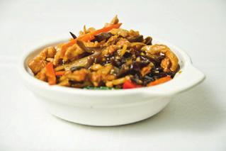 kinds of meat in spicy garlic sauce with water chestnuts (loin of pork, beef, chicken, water chestnut, pepper) 辣味肉三样 200 / 350 g G22 Łosoś w