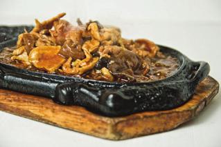 (polędwica wieprzowa, kurczak, pędy bambusa, grzyby MUN, papryka, marchew) 200 / 350 g PAO with meat in Sichuan sauce (loin of pork, chicken,