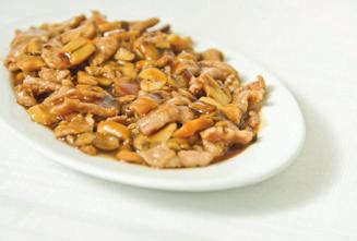(pieczarki) Veal in oyster sauce (champignons) 耗油小牛肉 36A Cielęcina z grzybami chińskimi 39,80 (grzyby chińskie, por, cebula) Veal with