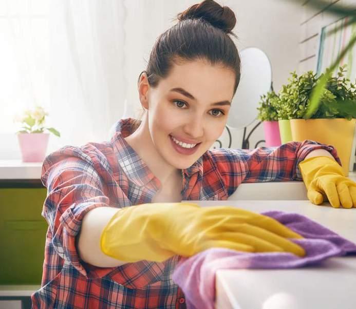 Środki zwilżające Środki zwilżające są produktami, których głównym zadaniem jest zmniejszenie napięcia powierzchniowego na granicy między fazą ciekłą a czyszczoną powierzchnią.