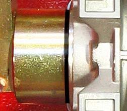 klucz imbusowy 10mm włożyć w gniazdo i obrócić 2-3 obroty w kierunku przeciwnym do ruchu wskazówek zegara.