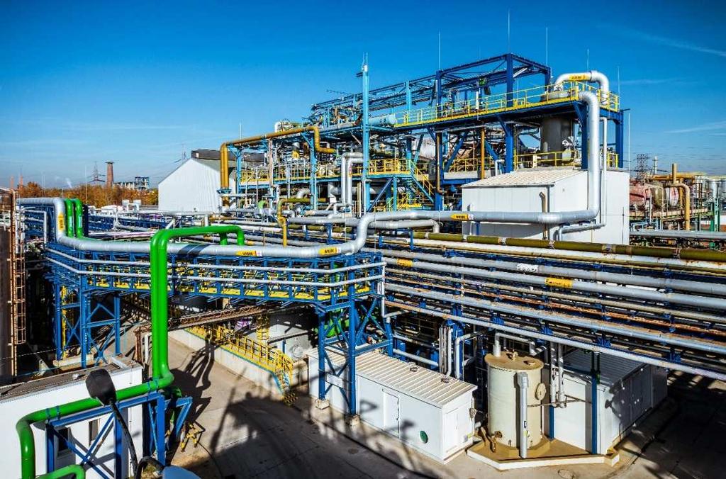 SKONSOLIDOWANE SPRAWOZDANIE Z WYNIKU FINANSOWEGO Nota 2.2.1 Nota 2.4.1 Przychody ze sprzedaży 1 107 194 1 048 749 Nota 2.4.2 Koszty sprzedanych produktów, towarów i materiałów (796 153) (825 016) Zysk (strata) brutto ze sprzedaży 311 041 223 733 Nota 2.