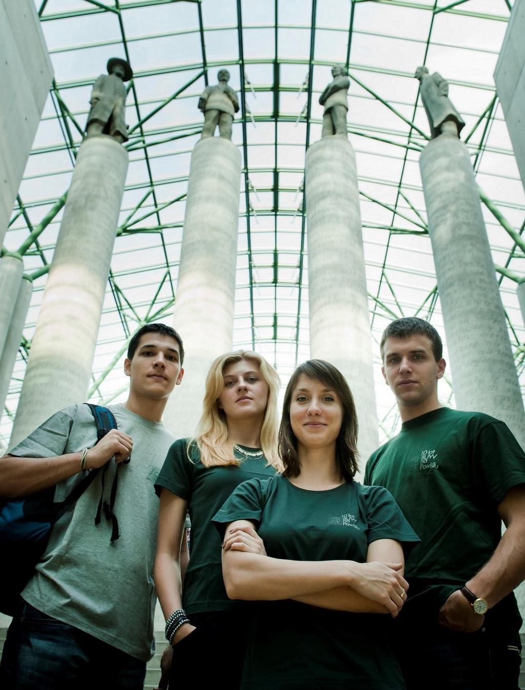 SPOŁECZNOŚĆ 7250 pracowników, w tym 3750 nauczycieli akademickich 44 400 studentów I i II stopnia 3200 doktorantów 4400 obcokrajowców wśród studentów i doktorantów: 2500 na studiach