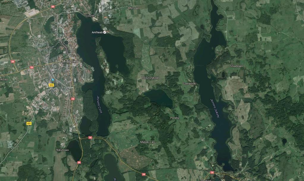 Osada zlokalizowana jest nad przepięknym jeziorem Juksty,