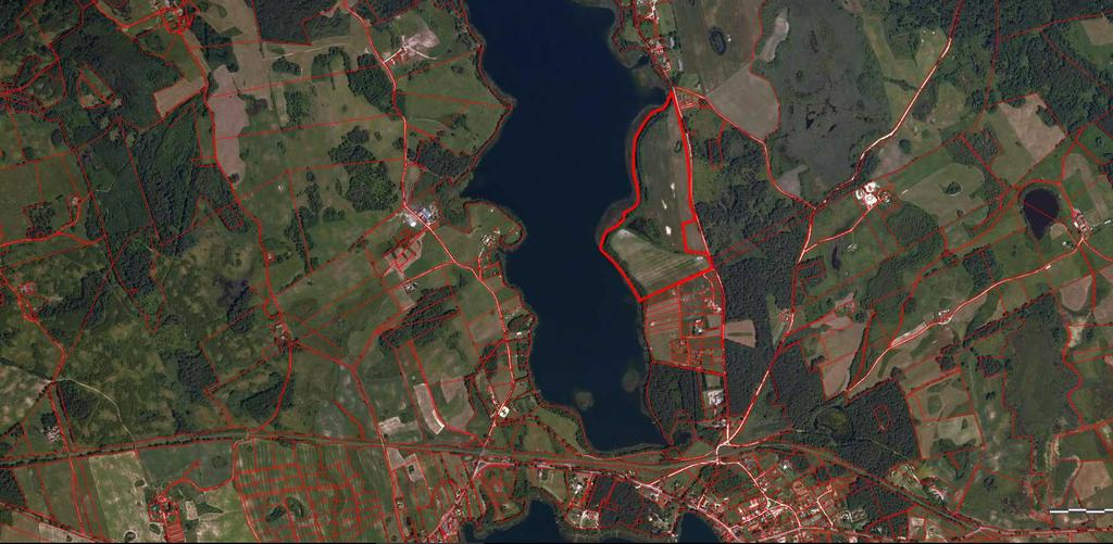 Osada posiada dostęp do jeziora Juksty - ponad 1000 m linii