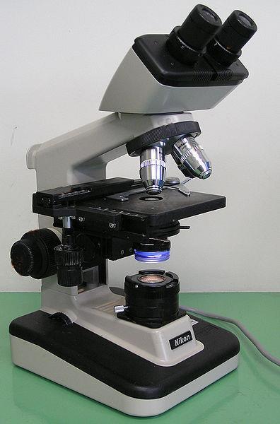 Mikroskop to urządzenie do uzyskiwania wizualnego lub poprzecznego powiększenia małych przedmiotów. W konstrukcji mikroskopu należy wyróżnić dwa układy: optyczny i mechaniczny.