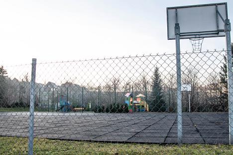 Problemy społeczne najczęściej występujące na tym terenie to przede wszystkim ubóstwo, niskie kwalifikacje zawodowe miejscowej ludności, wyuczona bezradność, niski poziom dochodów, bezrobocie,