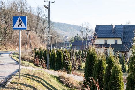 psychologa, terapeutę, fizjoterapeutę, dwóch pracowników socjalnych, pielęgniarki, opiekunki, personel pomocniczy.