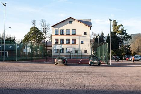: Stowarzyszenie Rozwoju i Odnowy Wsi Kasina Wielka, Kółko Rolnicze, Biblioteka Gminna, Zespół Regionalny Kasinianie-Zagórzanie (działający od 40 lat), Orkiestra Dęta Echo-Zagórzan (założona prawie