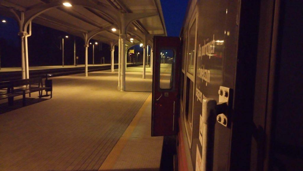 kadr z filmu nagranego Kamerką Youneec CG02+ Na dworcu w Dąbrowej spędziłem ponad godzinę oczekując na kolejny pociąg.