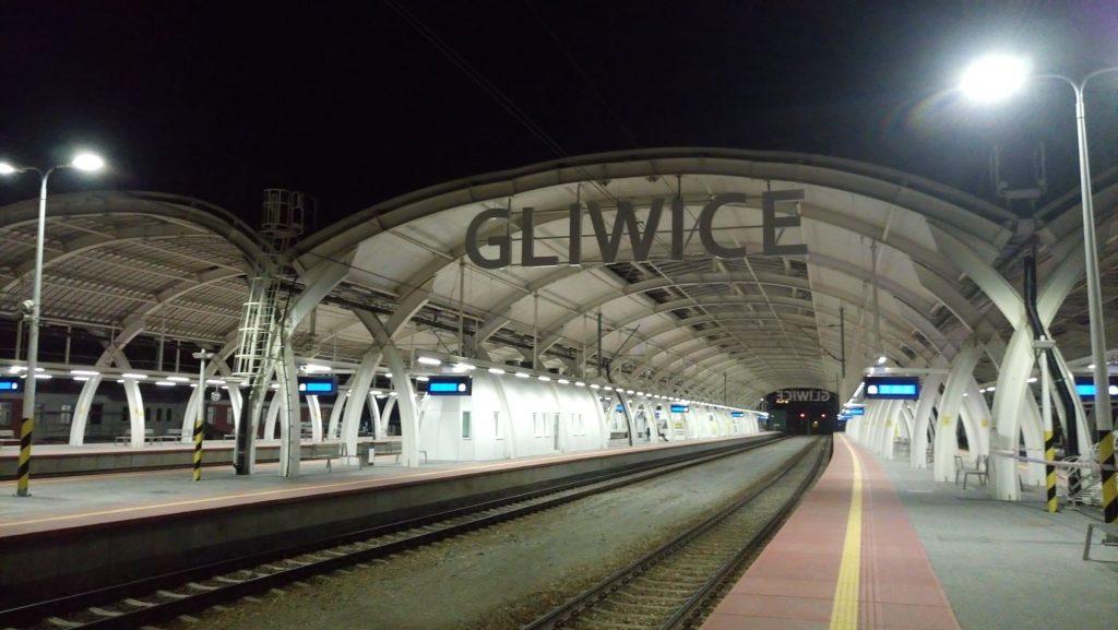 Parę minut po czwartej podstawiono pierwszy pociąg do Katowic Tutaj