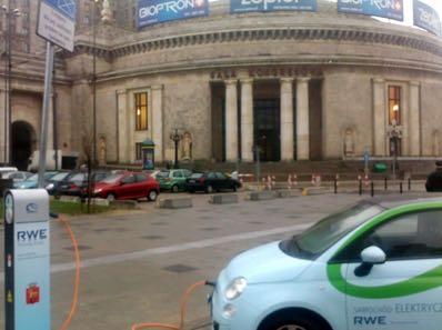 W Warszawie samochód elektryczny zatankujesz " szybko i za darmo W Warszawie stanęło 10 punktów szybkiego ładowania samochodów elektrycznych.