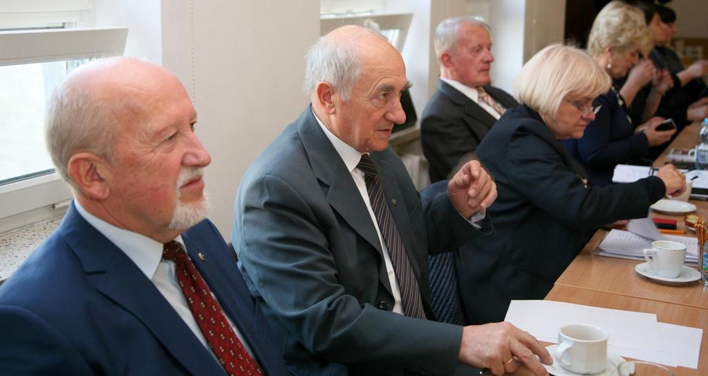 Krzysztof Cisek (Rzeszów) mówiąc moim zdaniem SGP zatraciło żar przywołał na poparcie tego stwierdzenia nieskuteczność współpracy Stowarzyszenia z Głównym Geodetą Kraju.