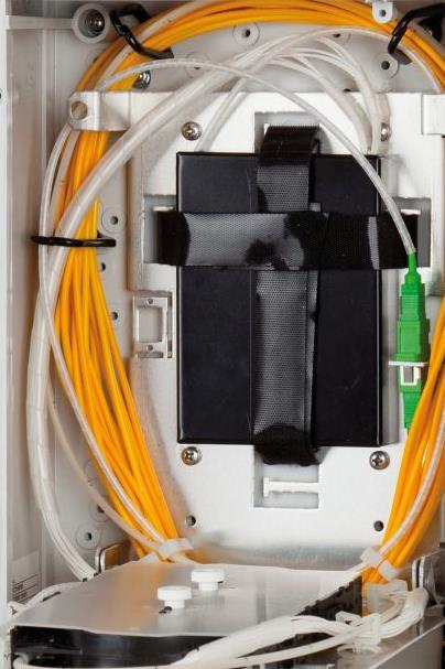 Po wprowadzeniu kabla należy go przymocować za pomocą opasek zaciskowych [dla kabli typu DAC należy zastosować dławice schodkową (przepusty gumowe docięte do wymiarów kabla)].