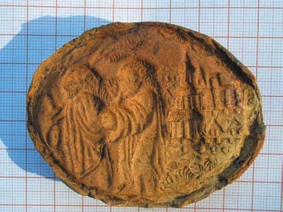 208 Pieniny Przyroda i Człowiek 14, 2016 to unikatowy, ceramiczny stempel z uchwytem i negatywem wyobrażenia przedstawiającego dwie brodate postacie na tle zabudowy niezidentyfikowanego miasta (Fot.