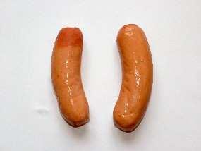 Badanie trwałości mikrobiologicznej... 63 Rys. 3. Badane parówki po 28 dniach przechowywania w temperaturze 4±1 ºC Fig. 3. Sausages studied after 28 days of storage at 4±1 ºC WNIOSKI 1.