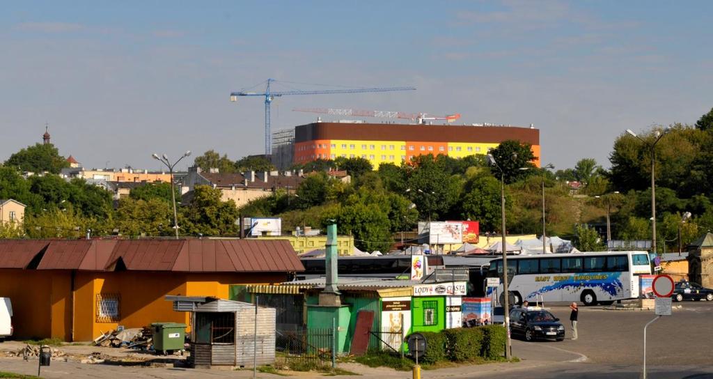 Fot. 4. Krajobraz kulturowy dysharmonijny. Lublin widok ze ścieżki spacerowej prowadzącej z doliny Bystrzycy na Zamek Lubelski. (fot. T. J.