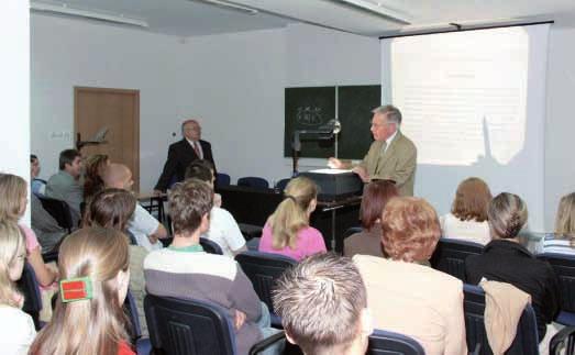 Treść porozumienia odczytuje prorektor, mgr Jolanta Kowalska Styczeń 2004 podpisanie umowy o wymianie studentów i pracowników z austriackim Karl-Franzens Universität w Grazu W związku z podpisaniem