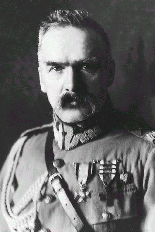 Srebrnych Dzwonów w podziemiach Katedry Wawelskiej. Główne obchody, z udziałem najwyższych władz państwowych, odbywają się w Warszawie na placu Józefa Piłsudskiego, przed Grobem Nieznanego Żołnierza.