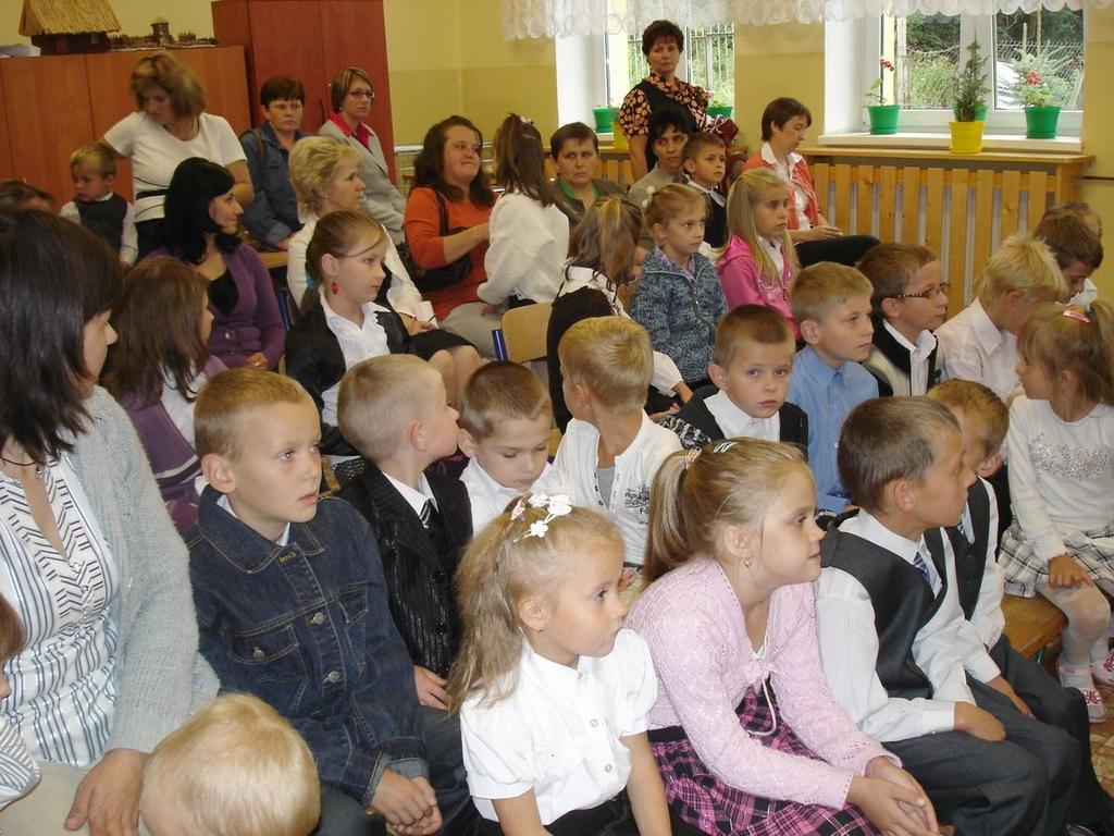 JEST JESIEŃ JESIEŃ, pora roku zaczynająca się z dniem równonocy jesiennej (dzień trwa tyle samo co noc). Trwa od 23 września do 22 grudnia.