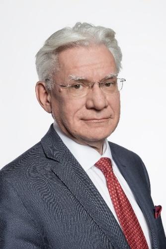 Adwokat. Zajmuje się doradztwem w zakresie złożonych sporów gospodarczych, w tym spraw z zakresu prawa karnego, administracyjnego oraz upadłościowego.