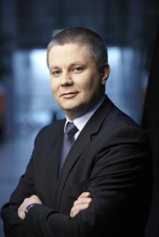 inwestycji i partnerem w 3TS Capital Partners, gdzie kierował lub współkierował inwestycjami w branży telekomunikacyjnej,