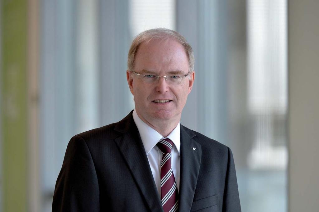 Przedmowa 100 + Into a new century Joachim Janssen Dyrektor Generalny grupy Viessmann Światowe targi ISH Energy 2017 mają dla naszej firmy szczególne znaczenie.