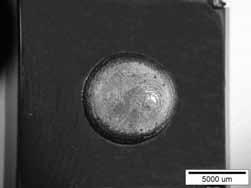a) b) Rys. 1. Kropla stopu Ni na podłożu z węglika po teście rozpływności: a) TiC, b) Cr 3 Fig. 1. Liquid droplet of nickel alloy over carbide substrate after the spreading test: a) TiC, b) Cr 3 a) b) Rys.