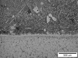 ,9 249,5 Temperatura zakończenia procesu, ºC 1350 1310 a) b) Rys. 4. Mikrostruktura kompozytowej powłoki o osnowie stopu Ni umacnianej węglikami: a) TiC, b) Cr 3 Fig. 4. Microstrucure of composite nickel alloy overlays strengthened by: a) TiC, b) Cr 3 stopniowo temperaturę podłoża.