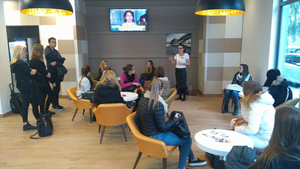 MłodzieŜ naszej szkoły miała moŝliwość zapoznania się ze specyfiką funkcjonowania, organizacją pracy oraz procedurami obsługi gości hotelowych w hotelu klasy ekonomicznej, reprezentowanej przez Hotel
