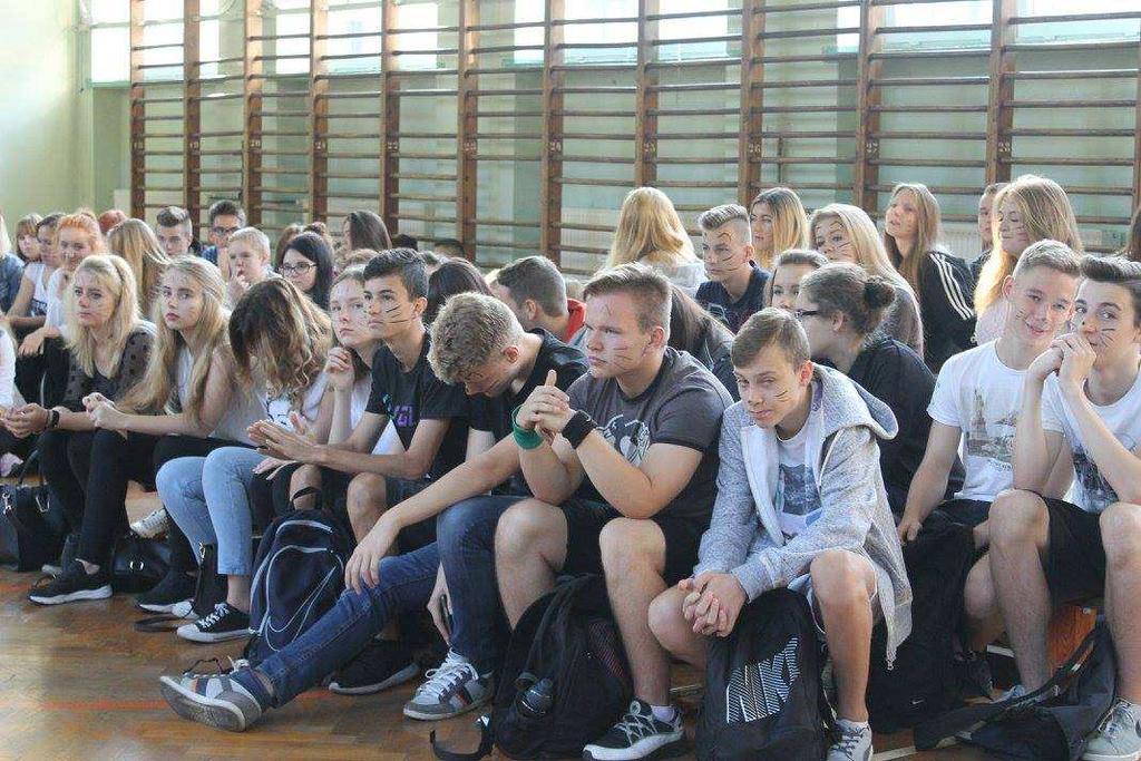 potwierdzi kaŝdy, oglądając roześmiane