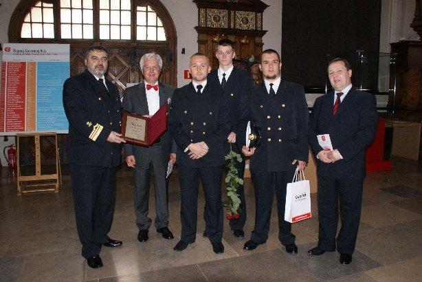 Statuetka Czerwonej Róży trafia do rąk wybitnych i najbardziej wyróżniających się studentów.
