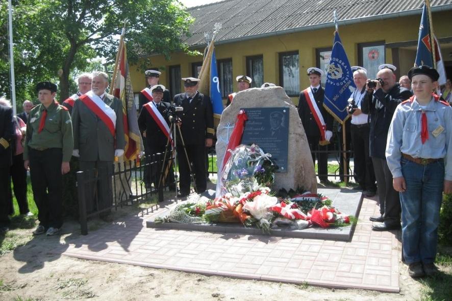 Kapitan żeglugi wielkiej Tadeusz Ziółkowski swoją karierę morską rozpoczynał na żaglowcach należących do niemieckich szkół morskich, po ukooczeniu szkoły marynarki handlowej i odbyciu odpowiedniej