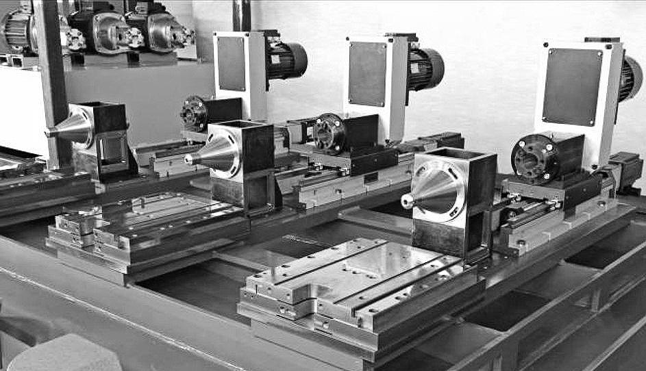 Technologia i Automatyzacja Montażu 3/2014 Przeniesie napędu z silnika zapewnia przekładnia toczna (śruba + nakrętka toczna).