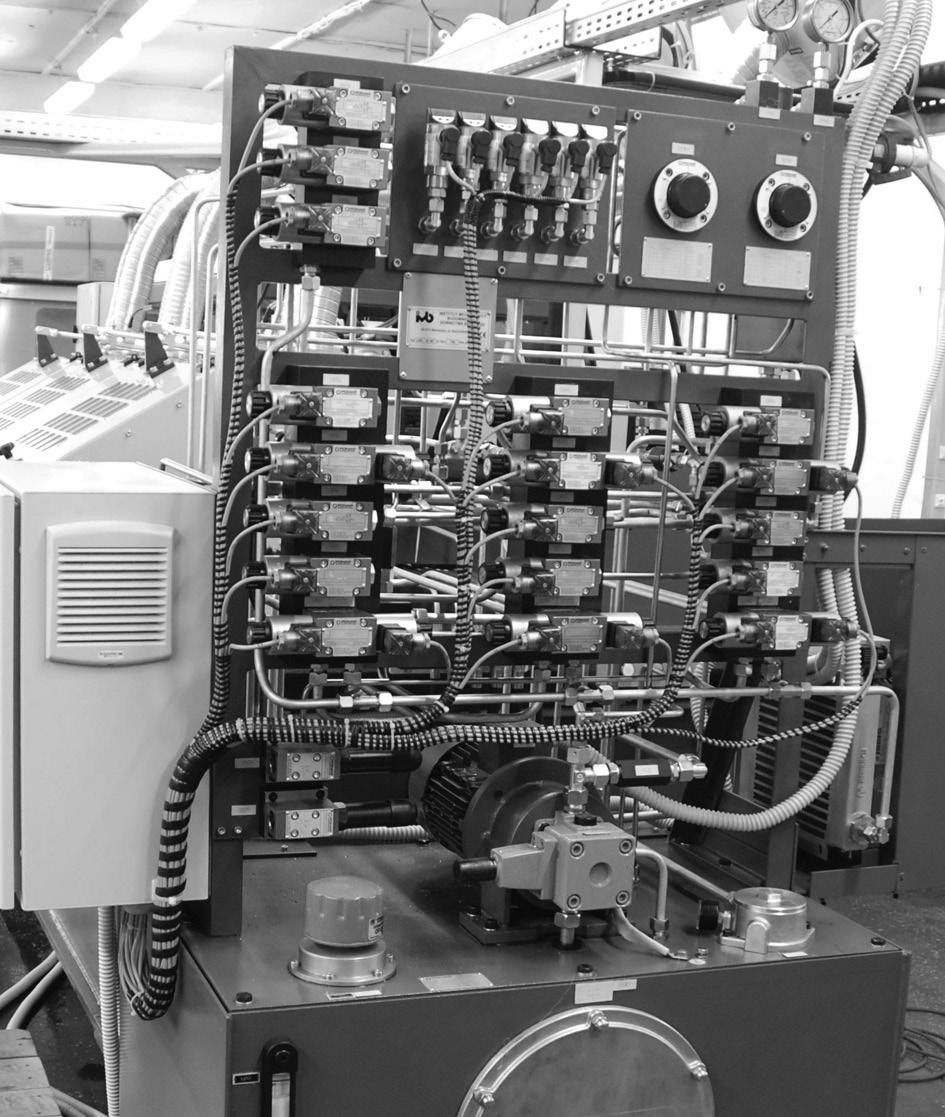 Na korpusie głównym ustawione zostały również trzy niezależne uchwyty mocujące (rys. 4). Rys. 5. Zasilacz hydrauliczny Fig. 5. Hydraulic power supply Rys. 4. Uchwyt mocujący [3] Fig. 4. Mounting bracket Uchwyty te zostały zbudowane z korpusu bazowego (zespół przestawny) oraz płyt przyrządowych.