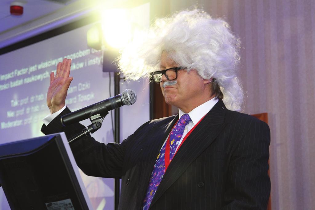 Prof. Adam Dziki czaruje słuchaczy pod postacią Alberta Einsteina Sala obrad pełna, kuluary puste, a więc Konferencja udana (fot. dr Sławomir Mazur) Odsłonięcie tablicy poświęconej pamięci prof.