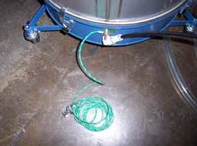 Instalacja 3 15 10. Uziemić dodatkowy zbiornik podający. Kabel uziemienia (5, rys. 3 17). 5 Rys. 3 17 Ciśnienie w pompie transferowej jest ciśnieniem ustawionym w membranowym osuszaczu powietrza.
