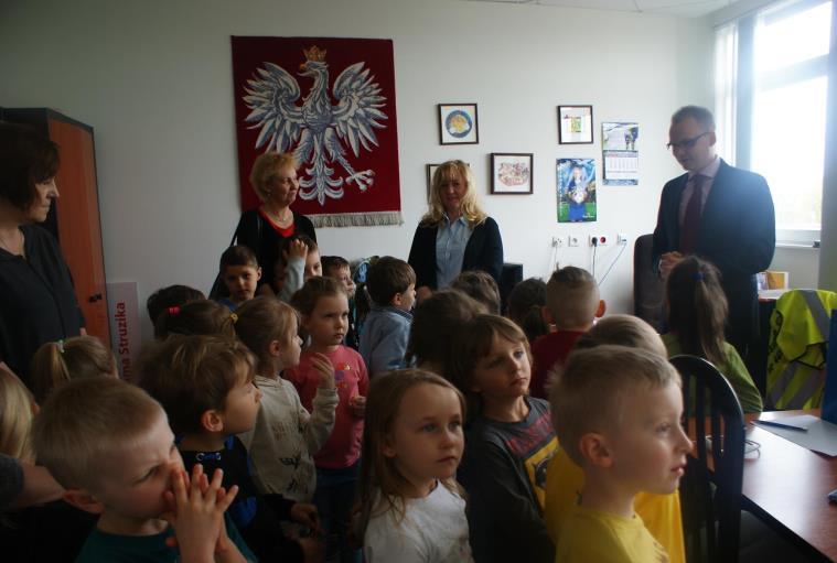 WIZYTA U BURMISTRZA 12 kwietnia dzieci z grupy 4 wspólnie z nauczycielami wybrały się z wizytą do Urzędu Dzielnicy Bielany.