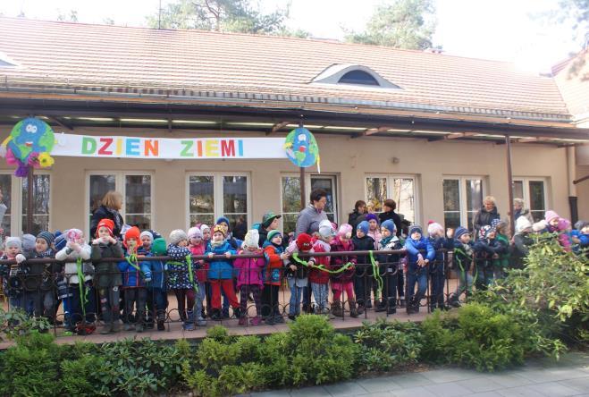 DZIEŃ ZIEMI 19 kwietnia obchodziliśmy w naszym przedszkolu Dzień Ziemi. Jak co roku, dzieci wzięły udział w akcji Sprzątanie Świata. Rano spotkaliśmy się w ogrodzie przedszkolnym.