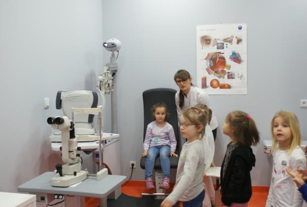 Dzieci poznały jak wygląda praca w salonie optycznym, jak dobiera się dzieciom okulary oraz jakimi narzędziami i maszynami posługuje się okulista do szlifowania soczewek i ich oprawiania.