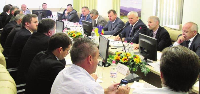 Maså rotundå pe tema ucraina - stat european Din iniþiativa Ambasadei Ucrainei în România, la 22 mai a.c., s-a desfãºurat o masã rotundã cu tema Ucraina - stat eu ropean, dedicatã perspectivelor in - te grãrii europene a Statului Ucrai nean.
