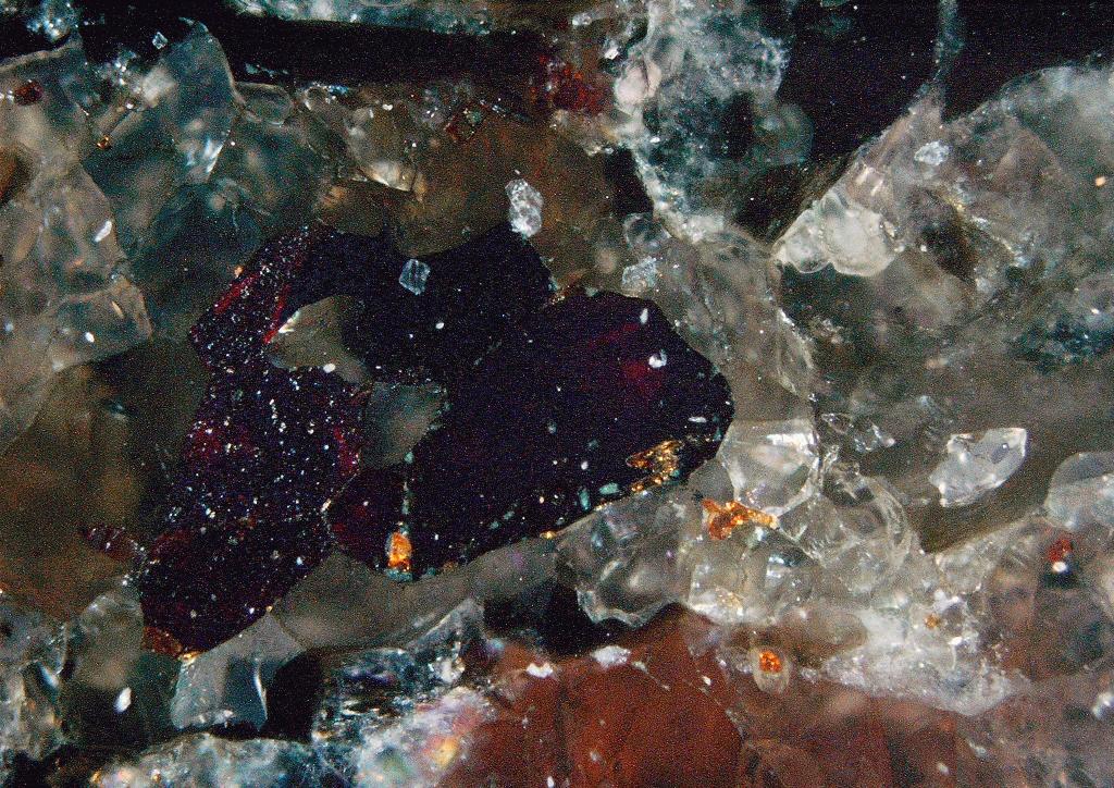 W skałach zasobnych w pirokseny minerały tytanu reprezentowane są przez: ilmenit, brookit i rutyl.