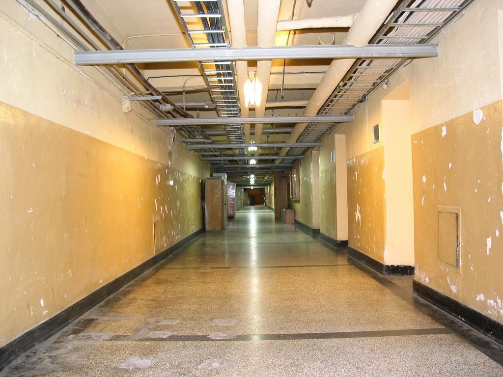 Rys. 1. Widok podziemnego korytarza AGH długości około 70m, przekrój 350x250cm. Przykładowe pomiary wykonane w podziemnych korytarzach AGH przedstawiono w tabeli 1. Tabela 1.