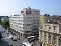 polskiej okresu międzywojennego. 3. Budynek ZUS, ul. 10 Lutego 24 Zaprojektowany przez Romana Piotrowskiego jako siedziba Zakładu ubezpieczeń Społecznych, zrealizowany w latach 1935 36.