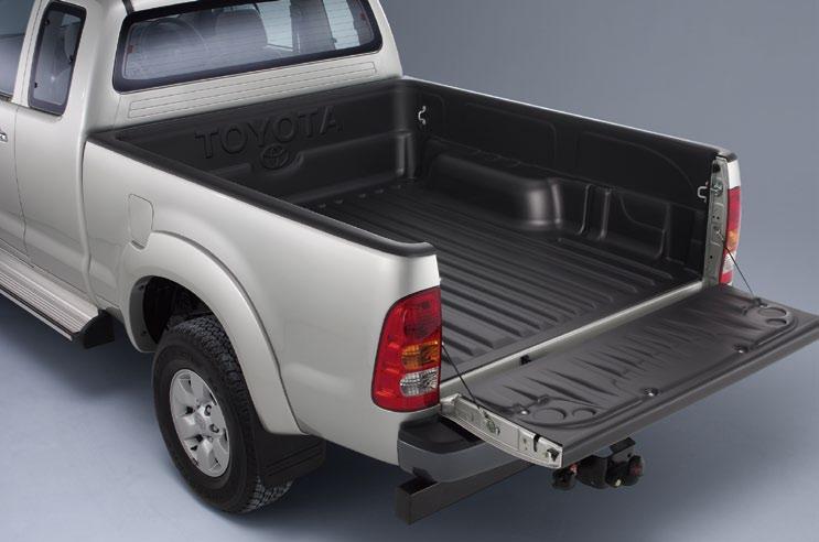 Toyota Hilux 1 Aranżacja przestrzeni bagażowej Wyposażenie przestrzeni bagażowej obejmuje kilka rodzajów wykładzin chroniących samochód i idealnie dostosowanych do przewożenia każdego rodzaju ładunku.