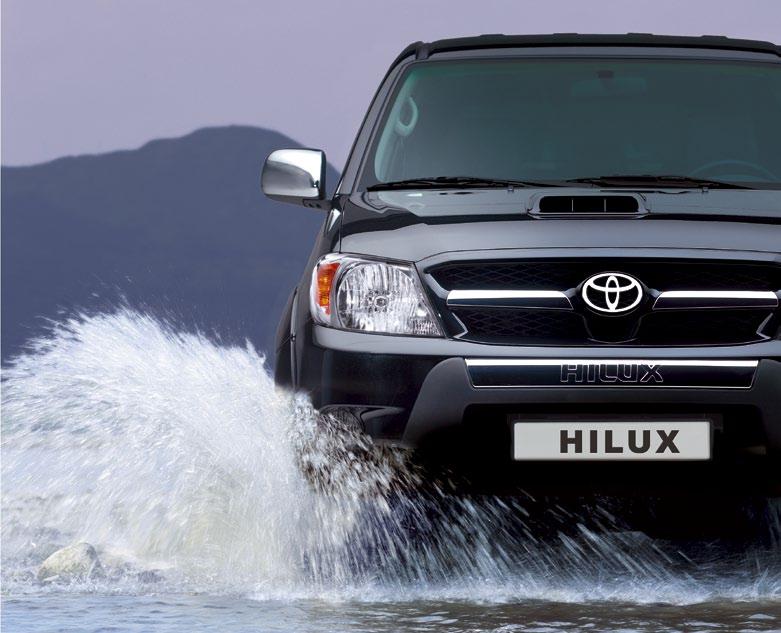 Toyota Hilux 1 Mocne wrażenia Odporność Toyoty Hilux jest widoczna już na pierwszy rzut oka. Użyj stylowych akcesoriów, a zdecydowanie wzmocnisz to wrażenie.